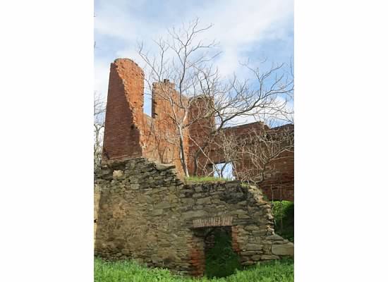 Legend says of this dilapidated Ghiradelli building, that chocolate was made here; but the Ghiradelli family says no it wasn't.